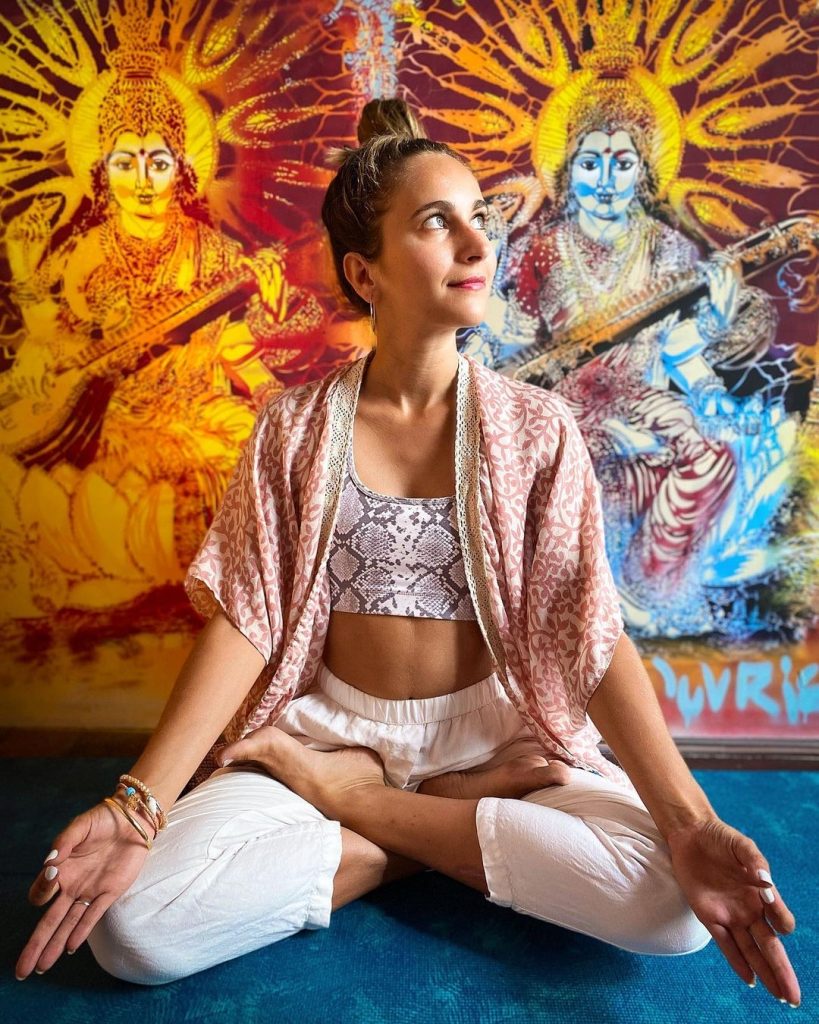 Accueillir l'hiver : yin + nidra + sound bath, avec Jeanne 1 Jeanne
